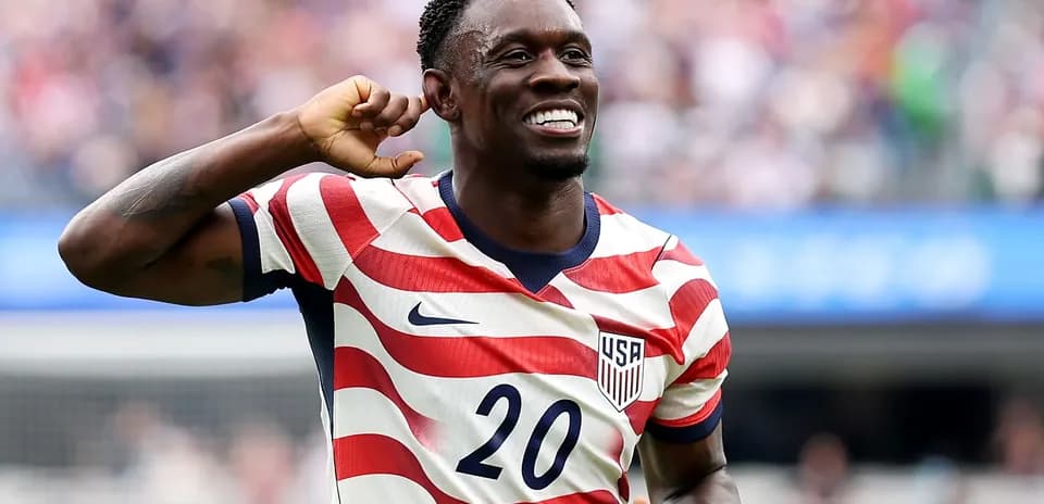 Jugador de fútbol celebrando con camiseta de Estados Unidos