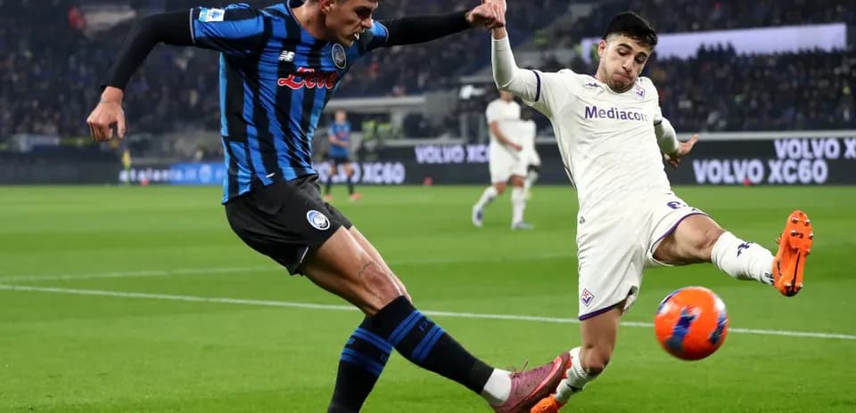 Jugador de Fiorentina y Atalanta en acción