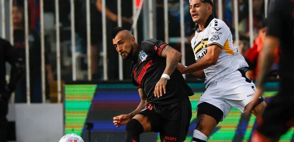 Arturo Vidal luchando por el balón en el partido