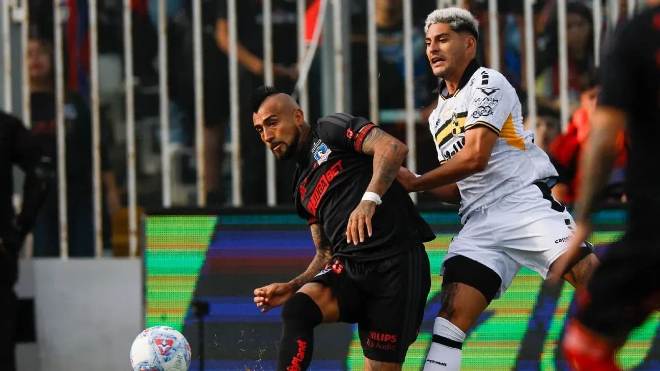Arturo Vidal luchando por el balón en el partido