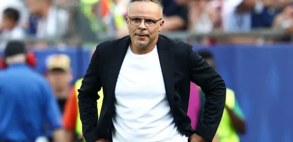 Entrenador caminando en el campo durante el partido