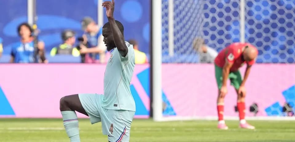 Jugador de Francia celebrando en el campo de juego