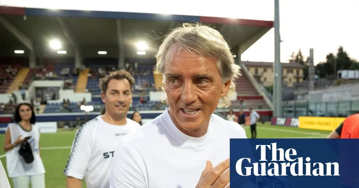 Entrenador sonriendo en el campo de fútbol