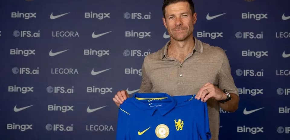Nuevo entrenador de Chelsea mostrando camiseta del club