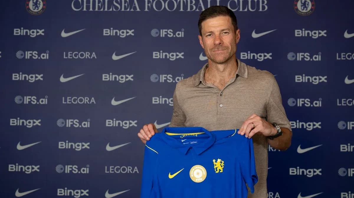 Nuevo entrenador de Chelsea mostrando camiseta del club