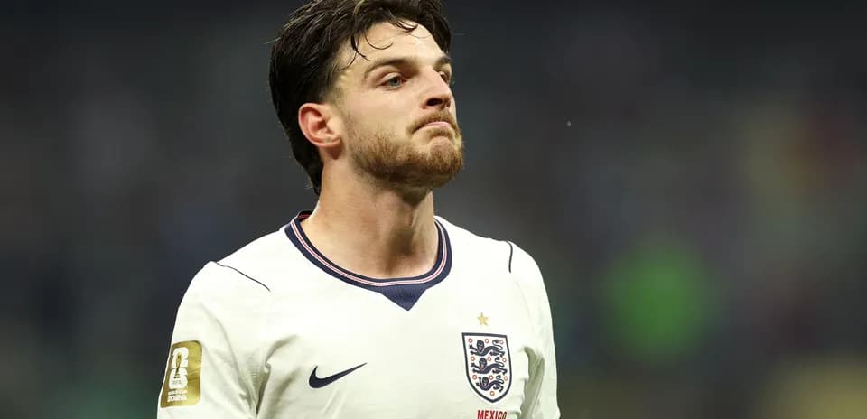 Jugador de Inglaterra con camiseta blanca durante partido