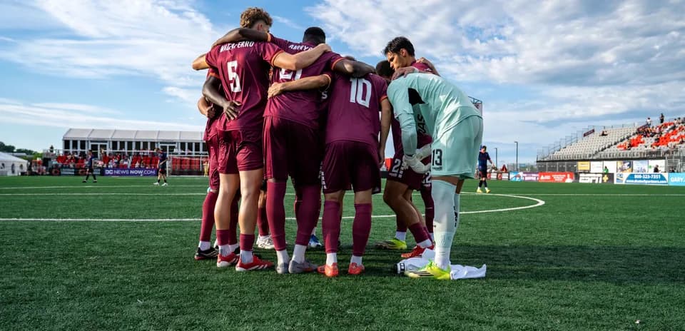 Jugadores de Loudoun United en huddle antes del partido