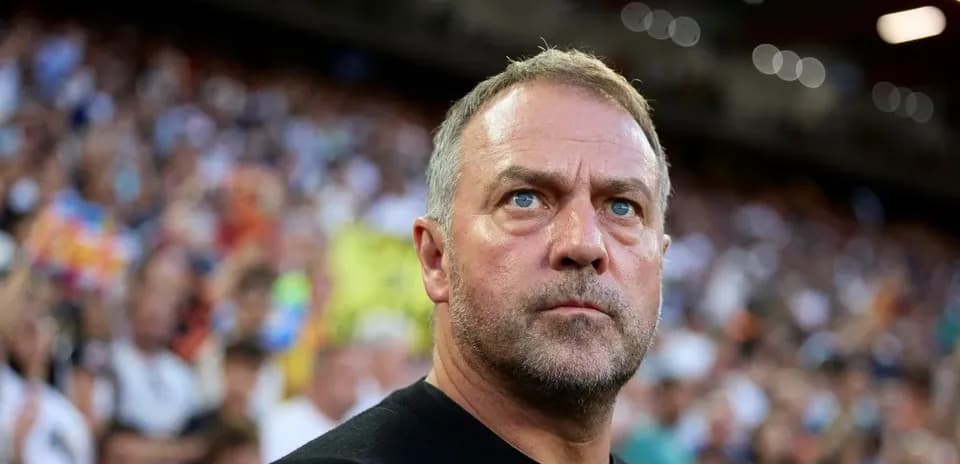 Entrenador observando desde la grada en el estadio