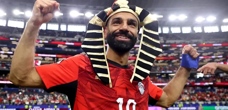 Jugador celebrando con sombrero de faraón en campo