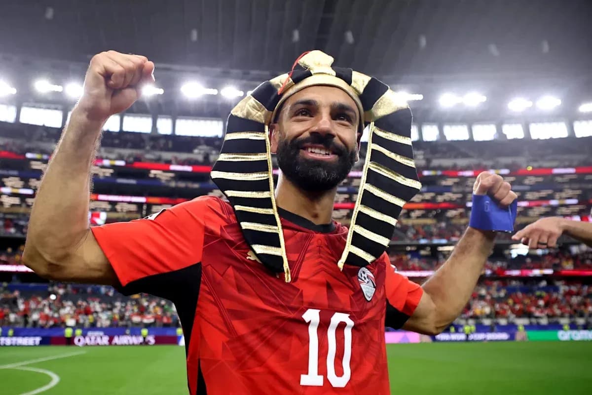 Jugador celebrando con sombrero de faraón en campo