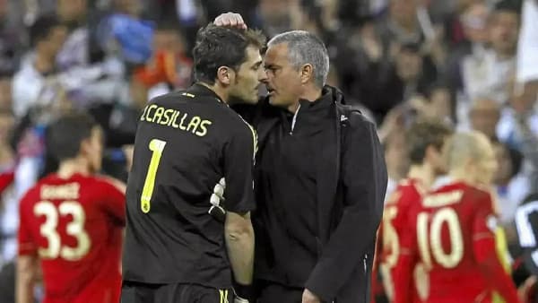 Iker Casillas conversando con José Mourinho tras partido
