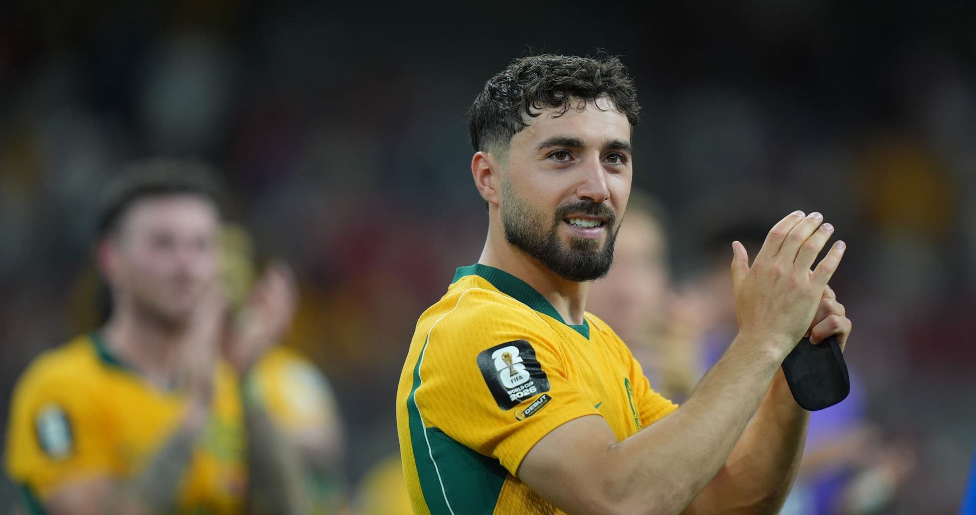 Jugador aplaudiendo en uniforme de Australia