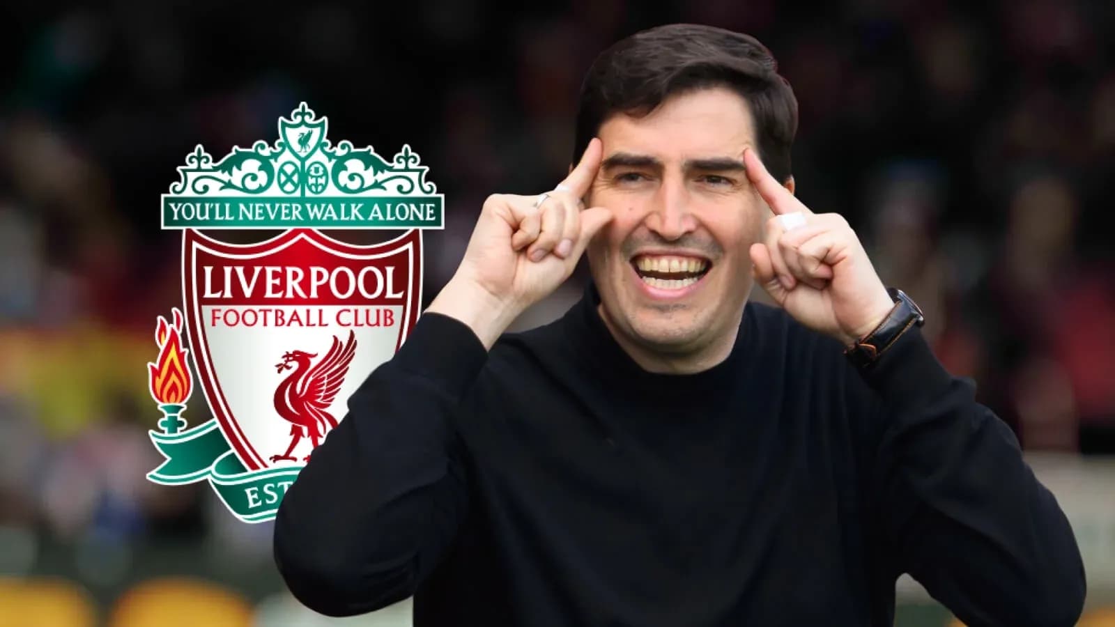 Entrenador señalando mientras sonríe junto al logo de Liverpool
