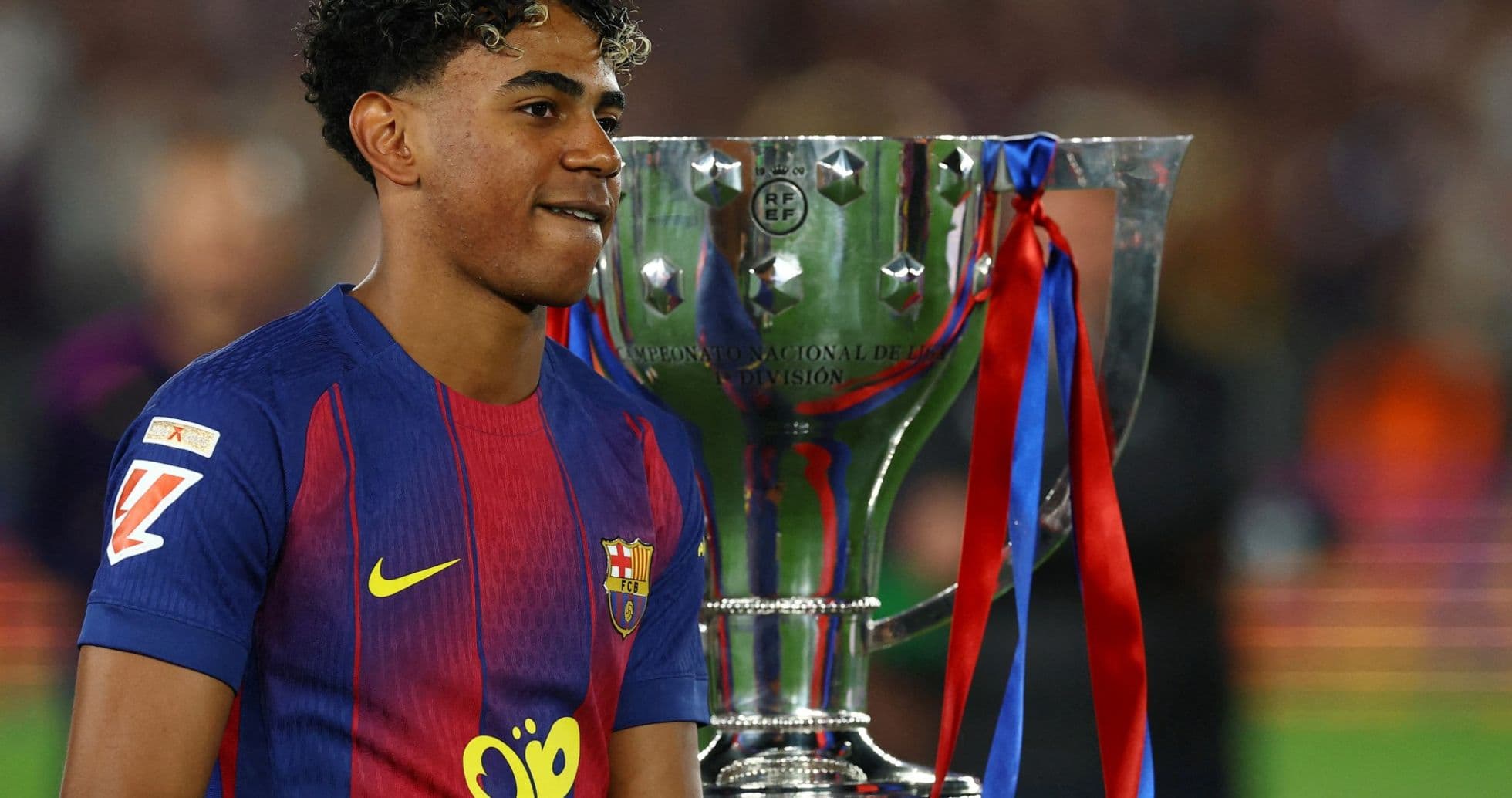 Jugador de Barcelona con trofeo tras el partido