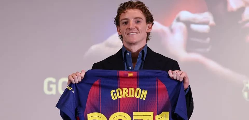 Jugador mostrando camiseta del FC Barcelona durante presentación