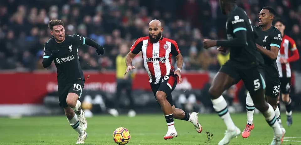Jugadores de Liverpool y Brentford en acción