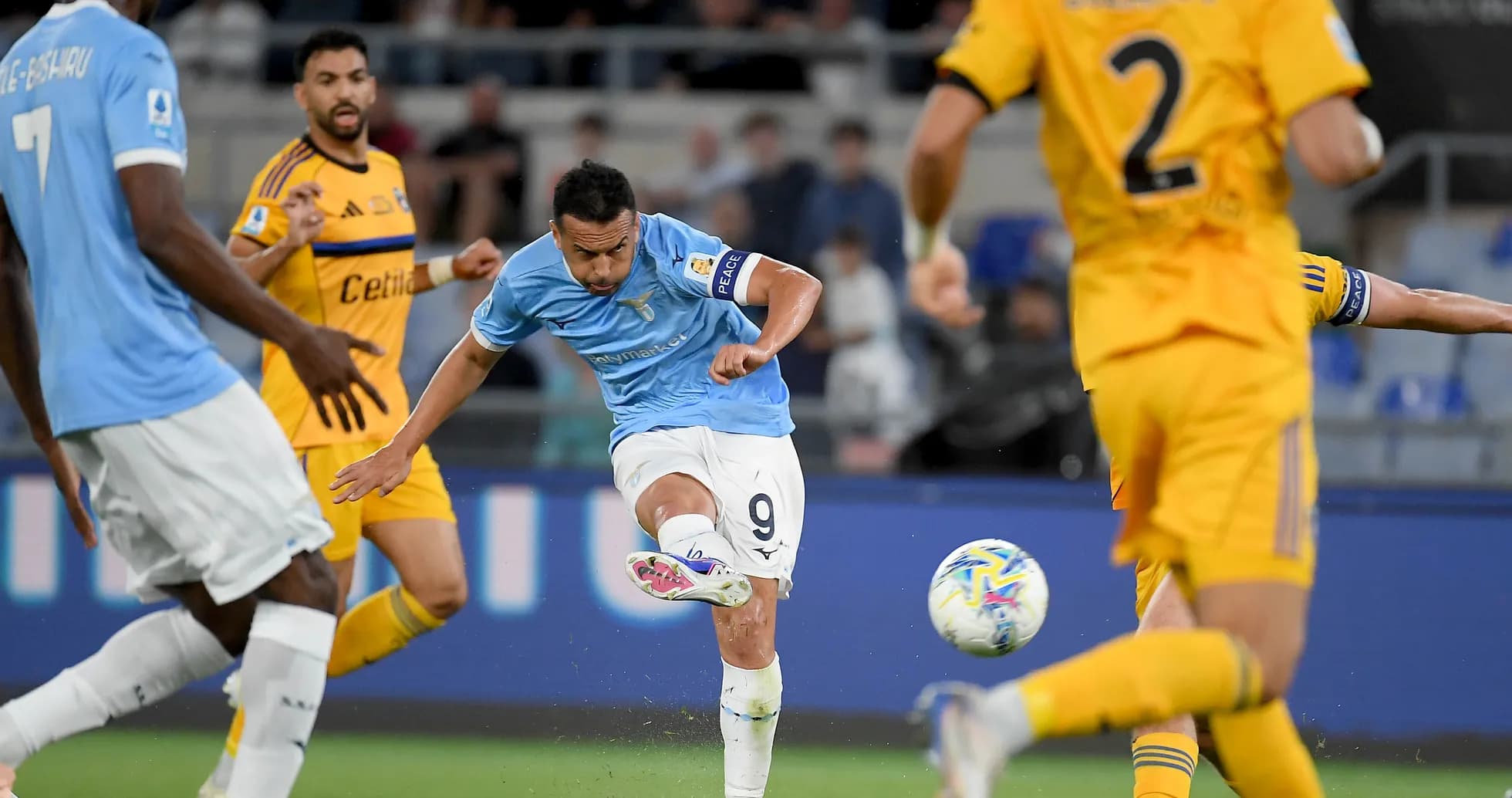 Jugador de Lazio disparando a puerta