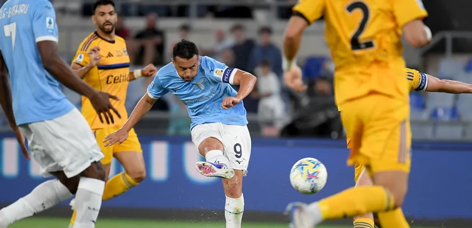Jugador de Lazio disparando a puerta