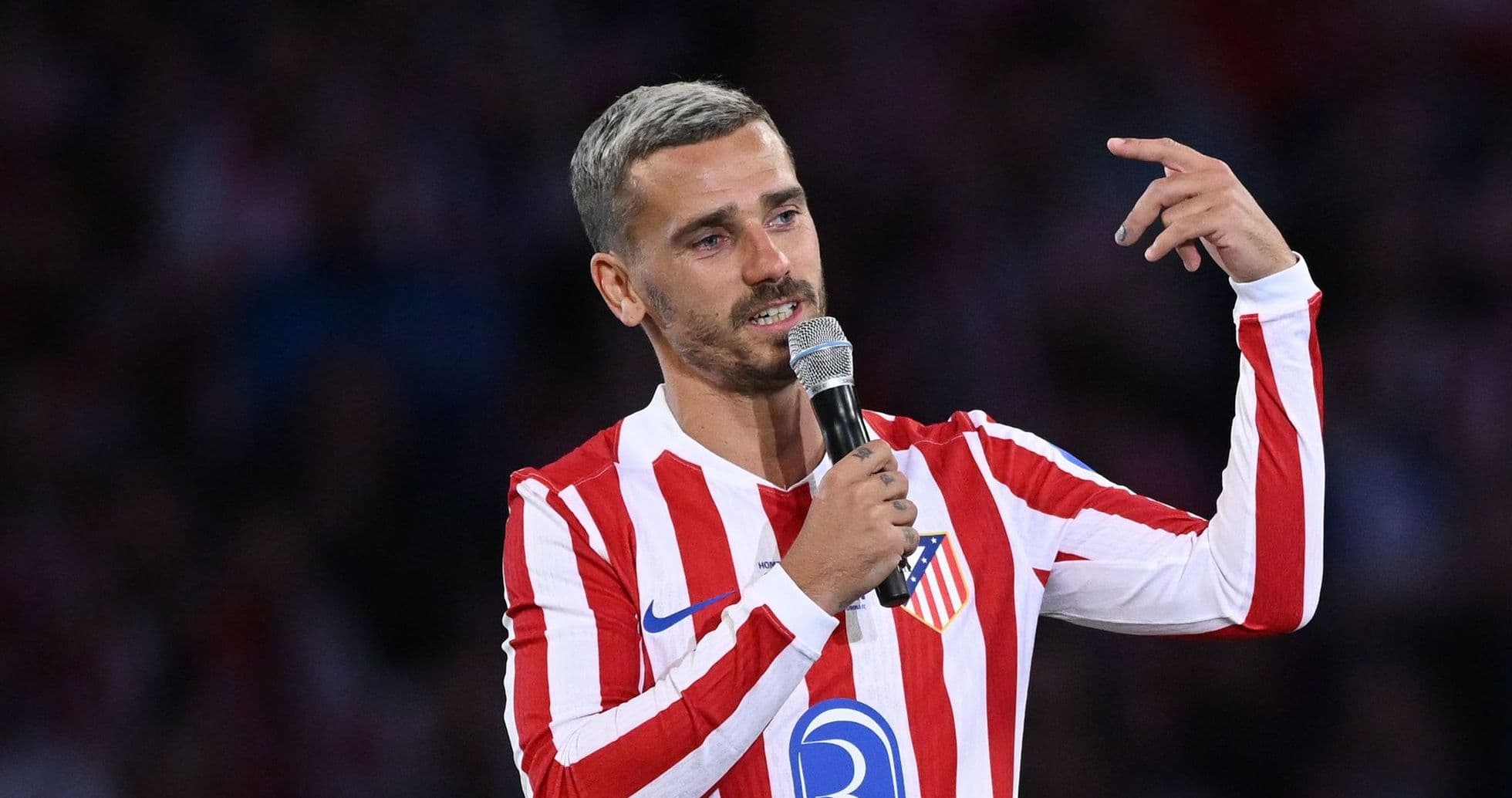 Jugador hablando con micrófono en el estadio