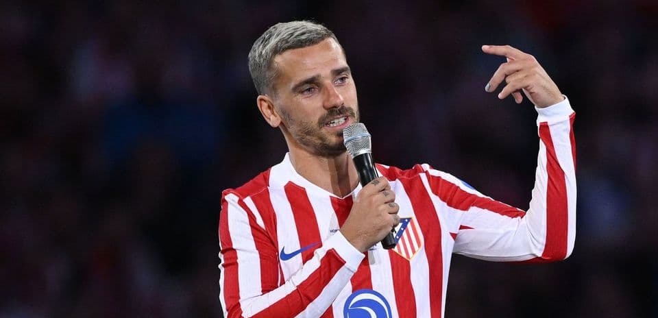 Jugador hablando con micrófono en el estadio