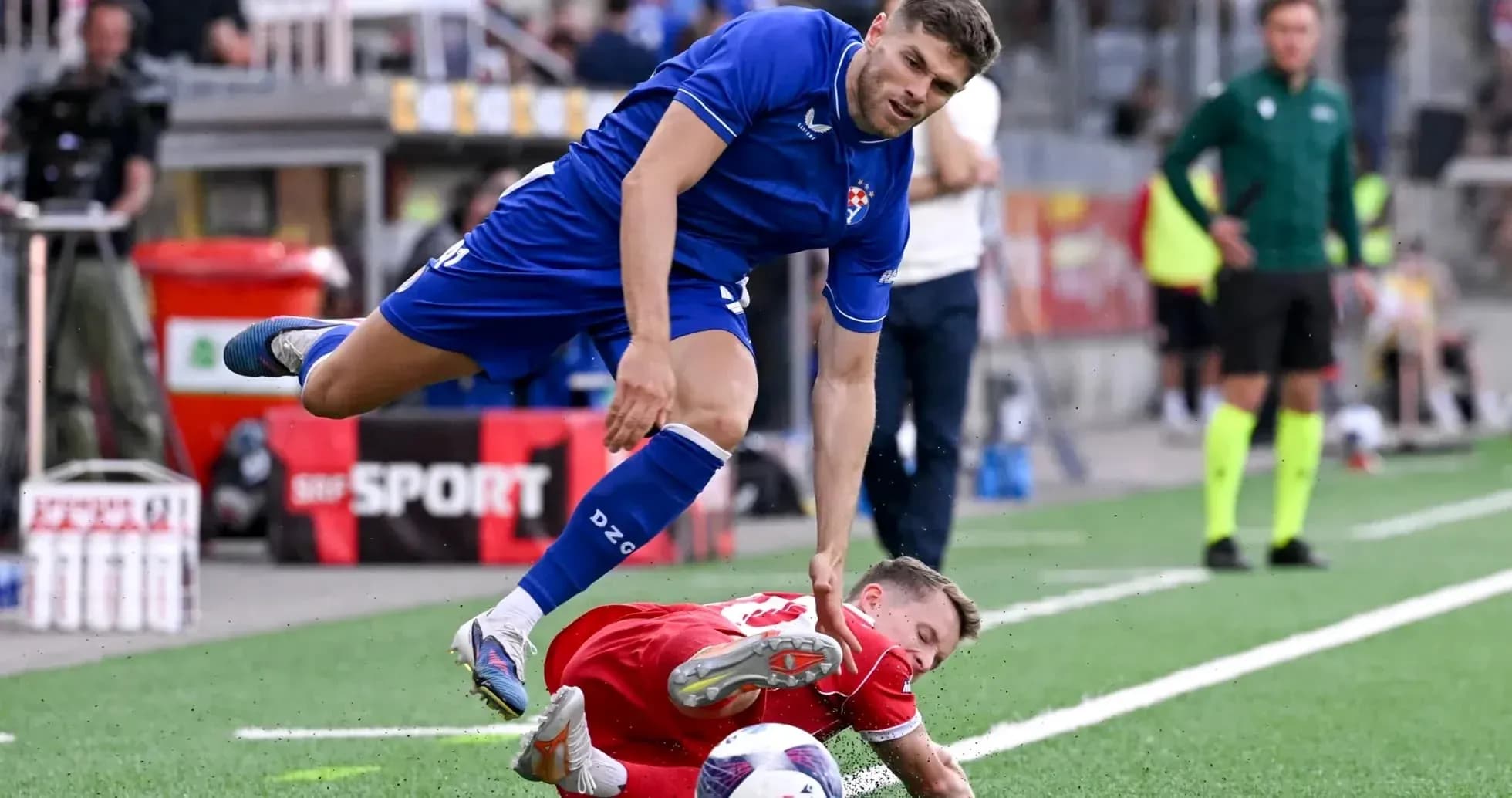Jugador de Dinamo Zagreb desafía a un oponente