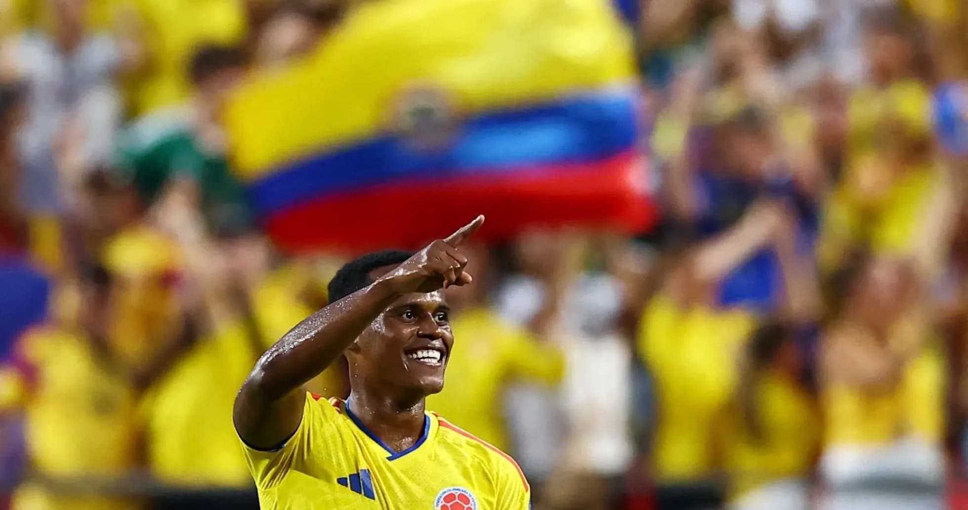 Jugador de Colombia celebrando con aficionados en el estadio