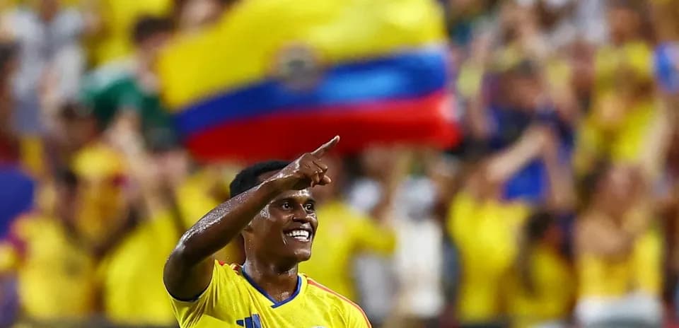 Jugador de Colombia celebrando con aficionados en el estadio