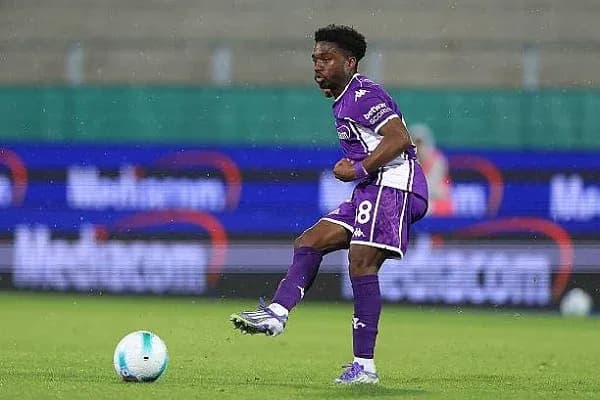 Jugador con balón en el campo durante partido