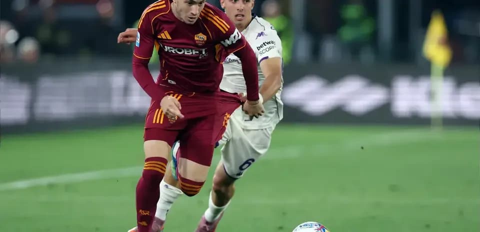 Jugador de la Roma corriendo con el balón en partido