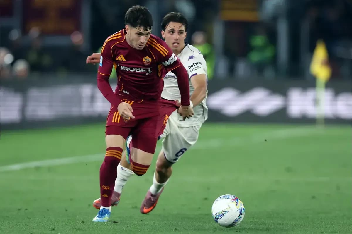 Jugador de la Roma corriendo con el balón en partido