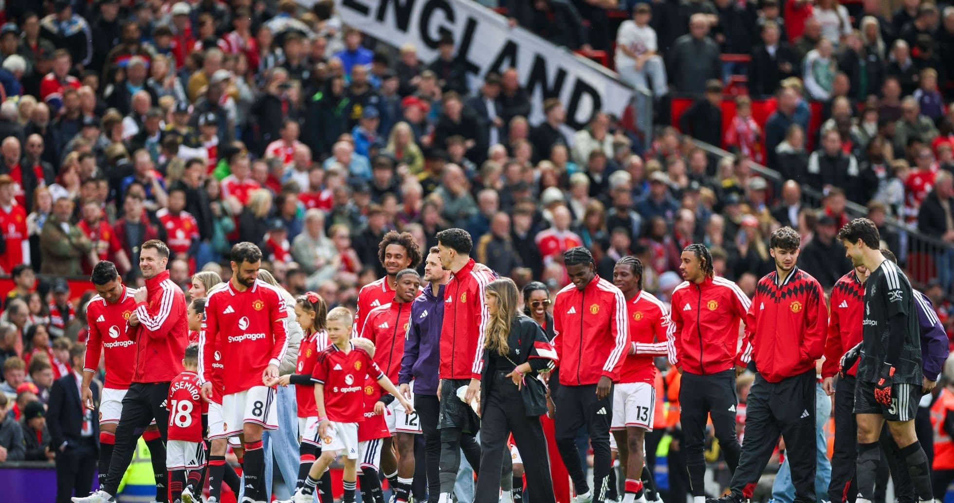 Jugadores del Manchester United en el campo antes del partido