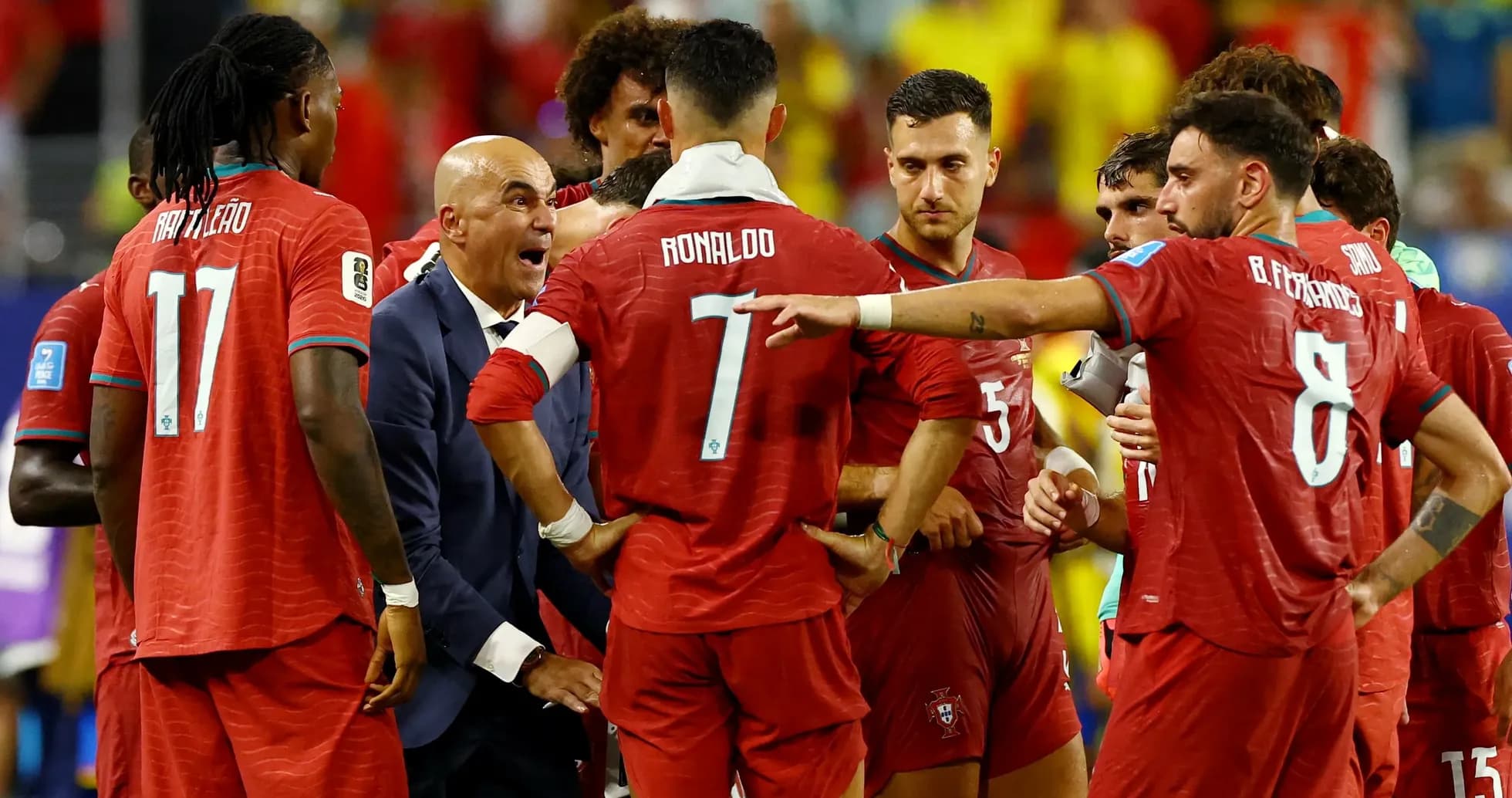 Jugadores de Portugal discutiendo estrategia en el partido