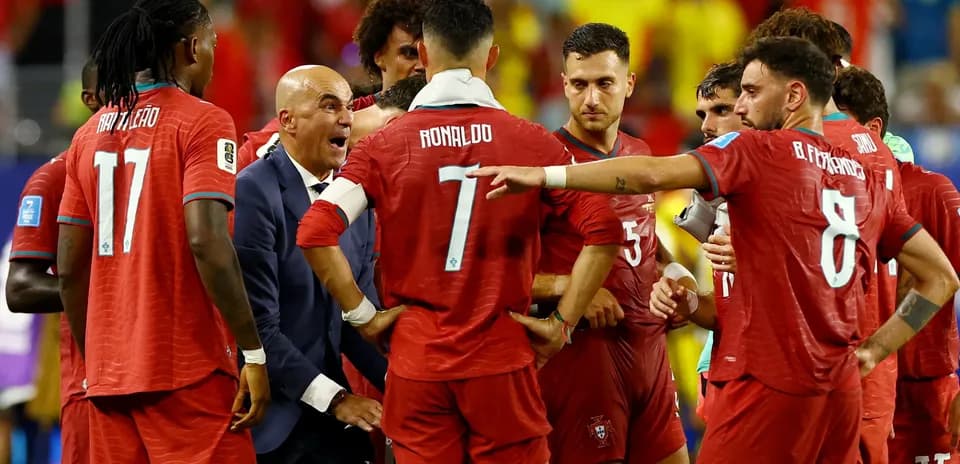 Jugadores de Portugal discutiendo estrategia en el partido