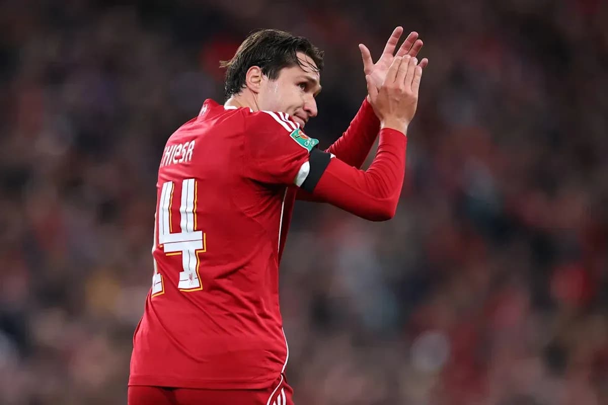 Jugador aplaudiendo durante el partido con uniforme rojo