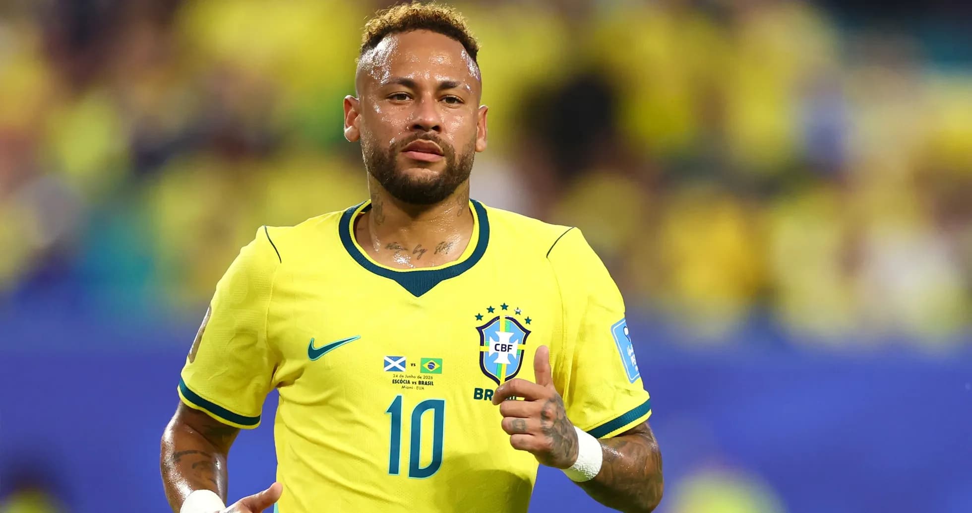 Neymar corriendo con la camiseta de Brasil durante un partido