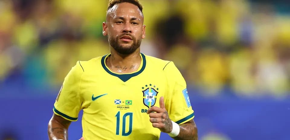 Neymar corriendo con la camiseta de Brasil durante un partido