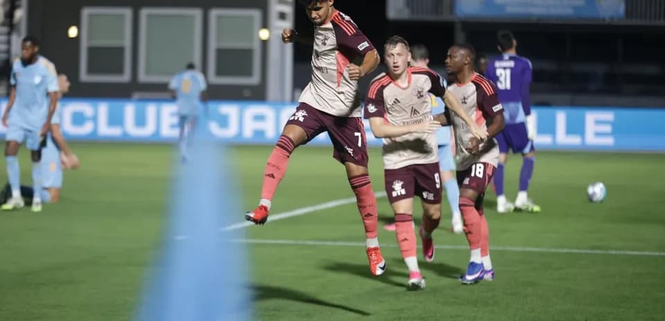 Jugador celebrando gol en partido de fútbol