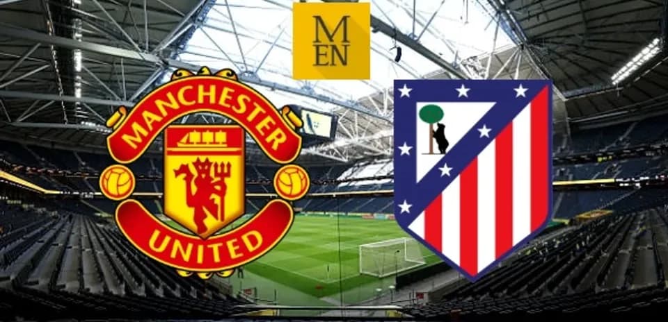 Escudos de Manchester United y Atlético de Madrid en estadio