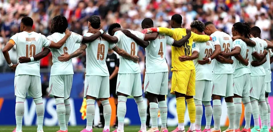 Jugadores de Francia formados en el campo antes del partido