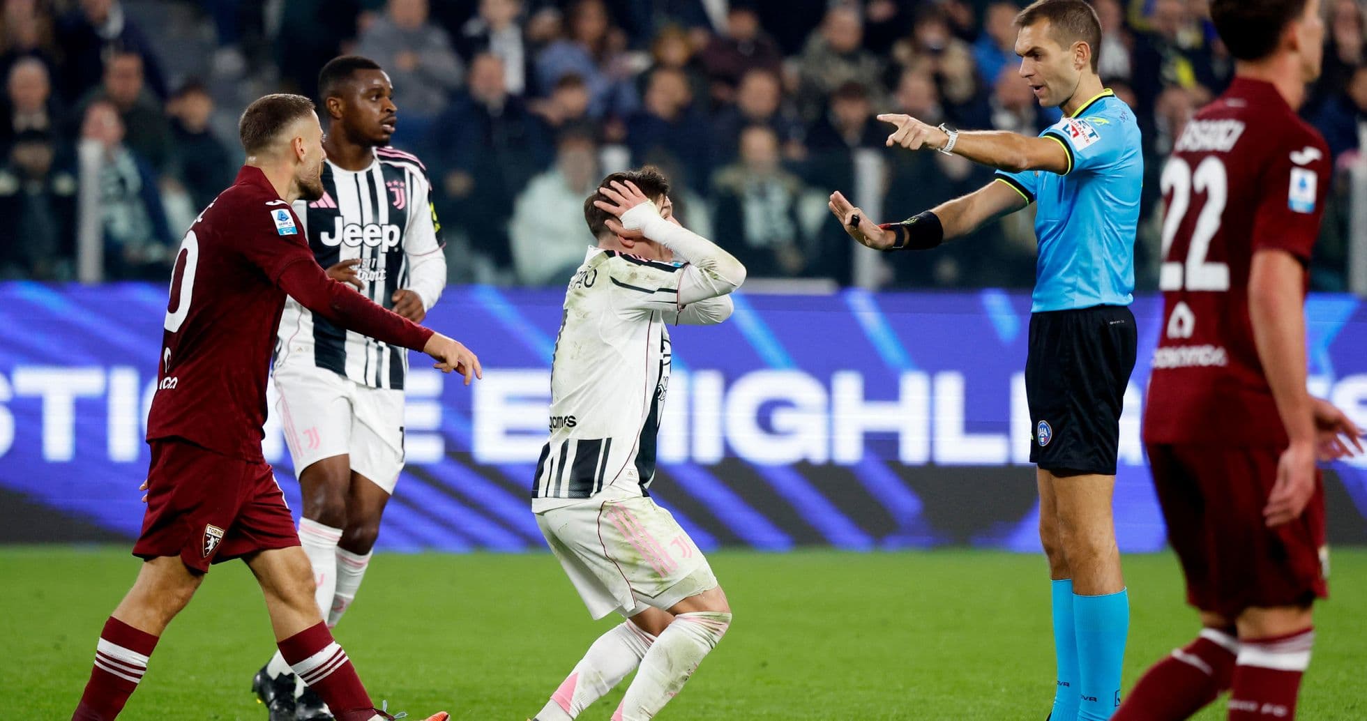 Jugadores de Torino y Juventus discutiendo con el árbitro