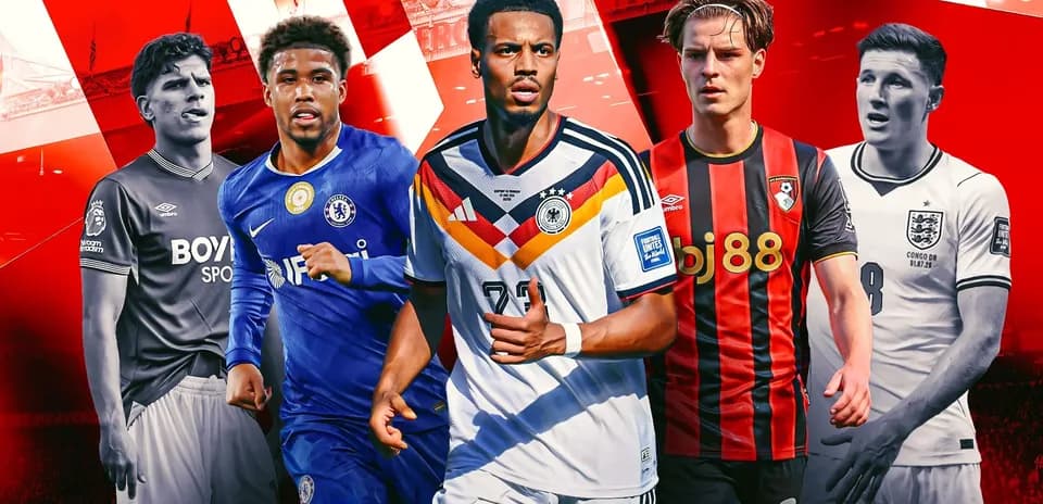 Cinco futbolistas posando con sus camisetas de clubes