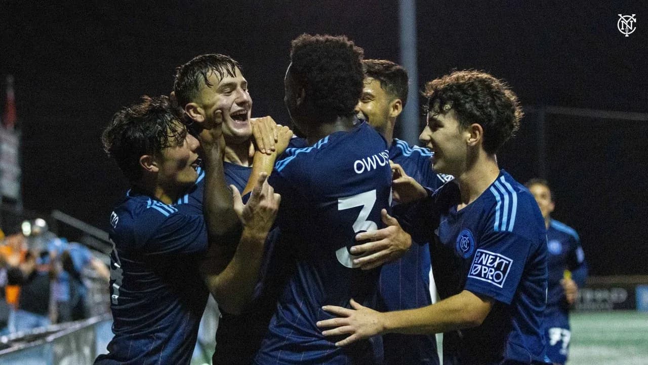 Jugadores celebrando un gol de NYC II