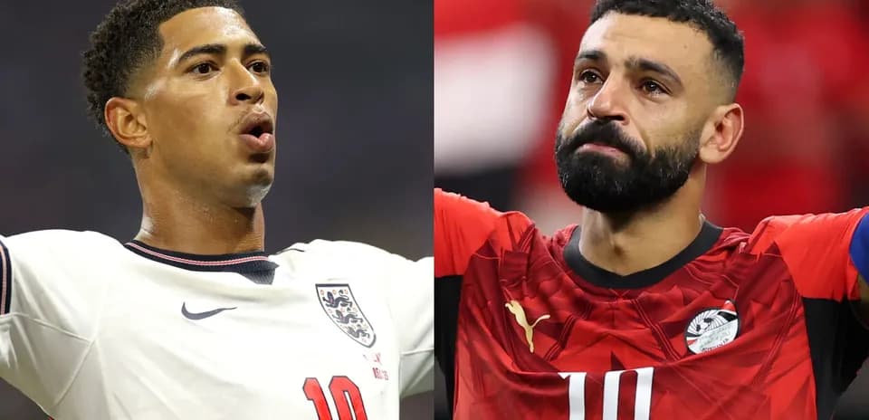 Jugadores de fútbol celebrando y emocionándose en el campo