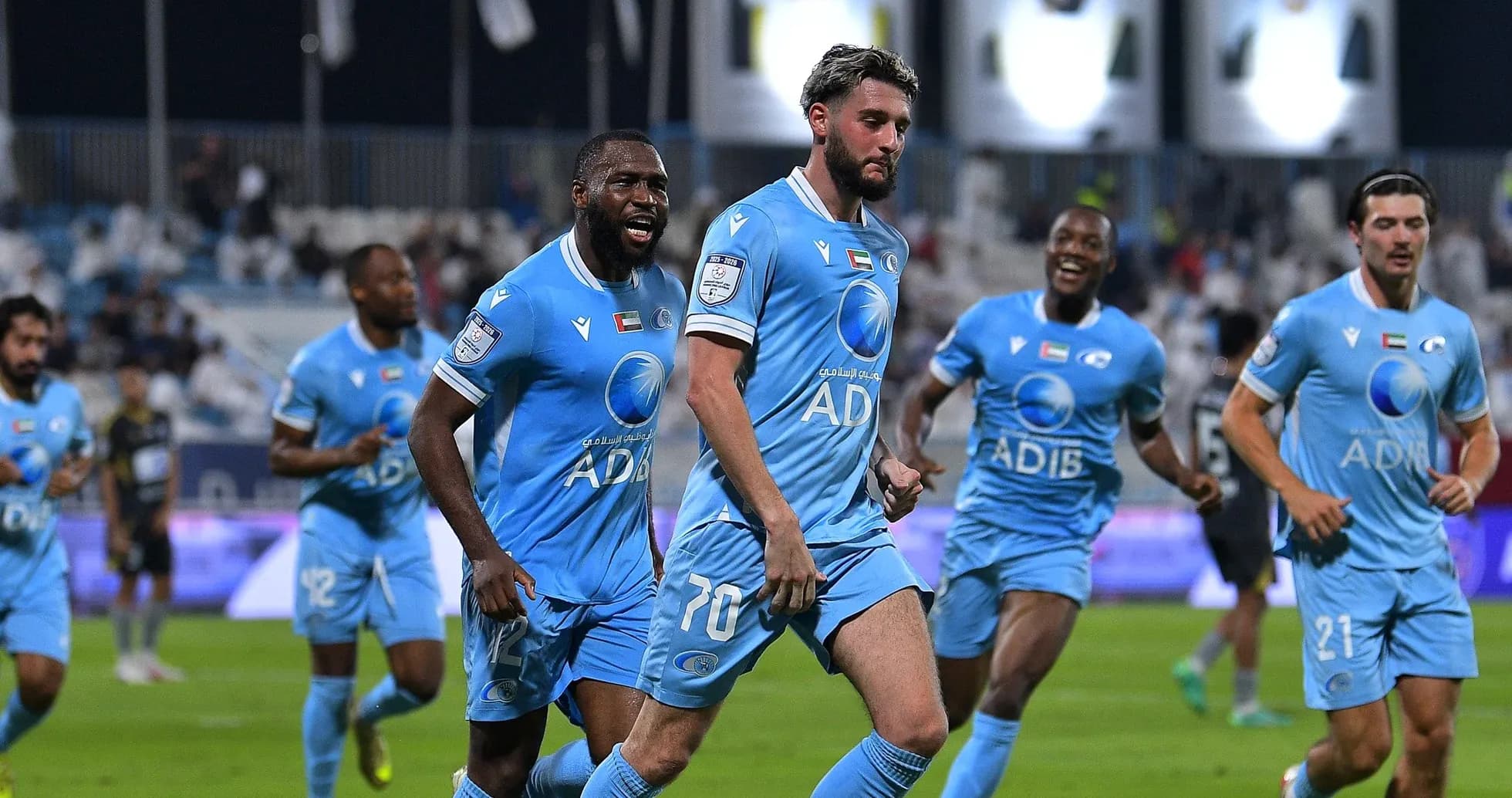 Jugadores del Bani Yas celebrando un gol