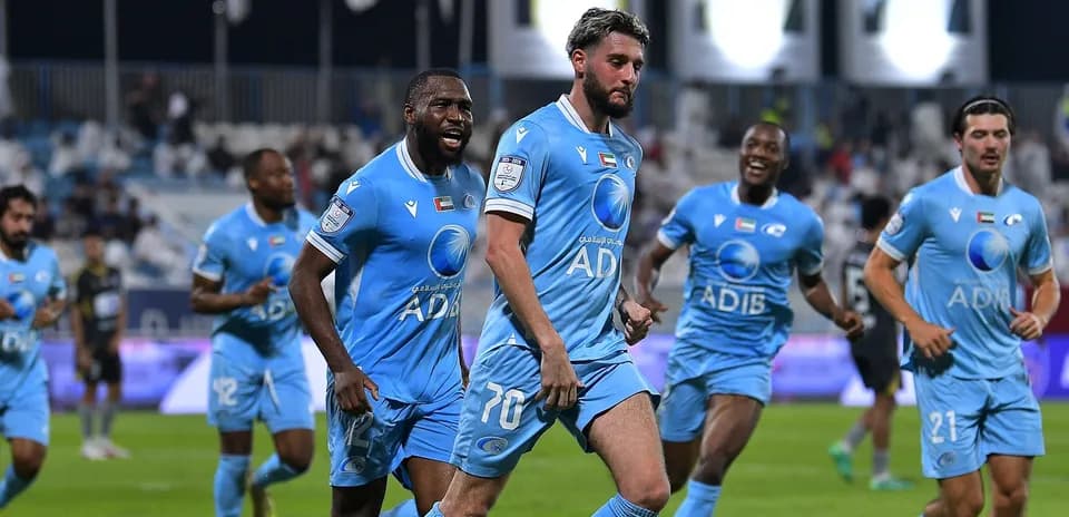 Jugadores del Bani Yas celebrando un gol