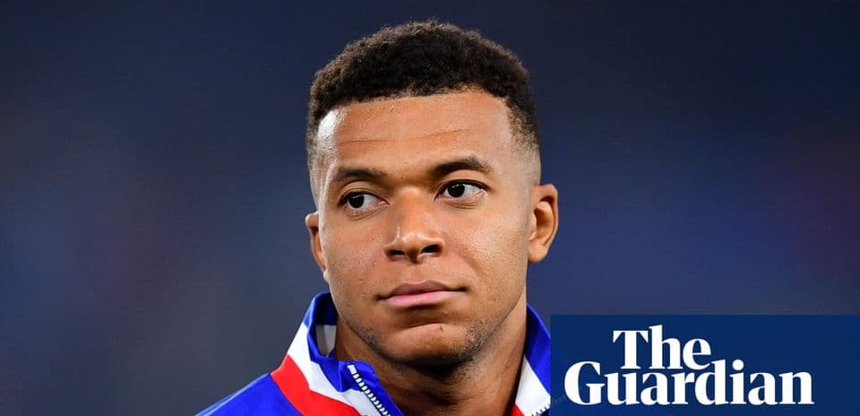 Jugador en uniforme de la selección francesa en el campo
