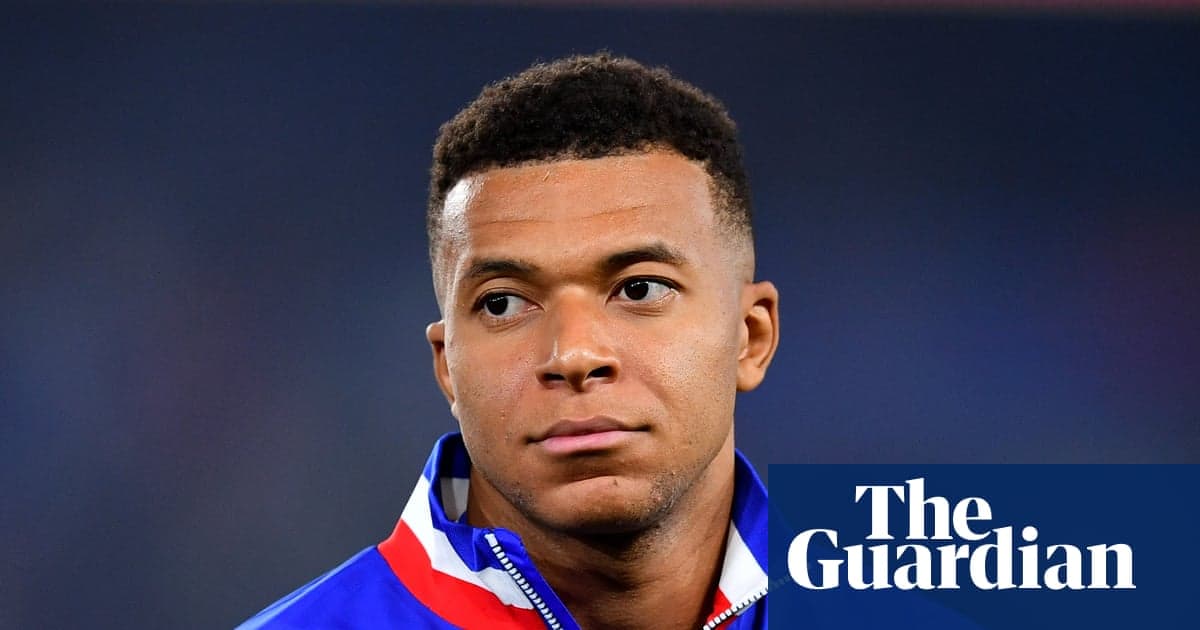 Jugador en uniforme de la selección francesa en el campo