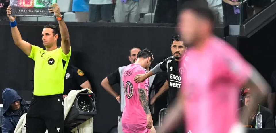 Jugador Messi saliendo del campo durante el cambio