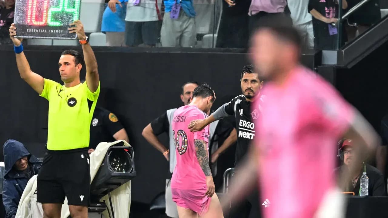 Jugador Messi saliendo del campo durante el cambio