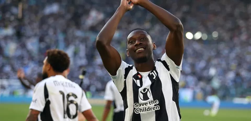 Jugador aplaudiendo a la afición en el estadio